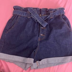 High waisted denim, comfortable shorts, size M/L stretch fit